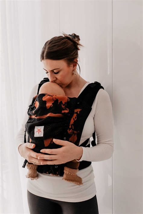 Grafik, die die ergonomische Haltung eines Babys in einer KOKADI Trage zeigt