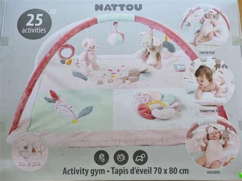 Detailansicht der Spielzeuge an einem Nattou Spielbogen, die verschiedene Texturen und Geräusche bieten