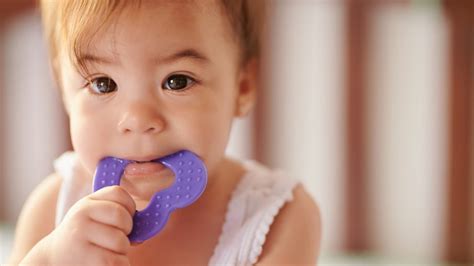 Baby steckt seine Faust in den Mund und sabbert