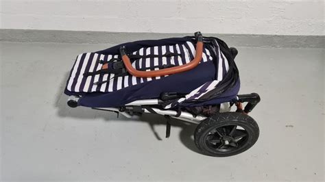 Collage: Verschiedene gebrauchte Mountain Buggy Zubehörteile (Adapter, Softtragetasche, Babywanne)