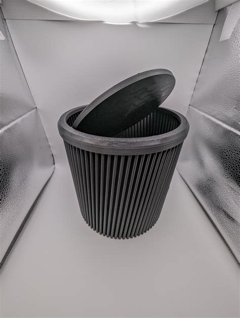 Illustration eines platzsparend zusammengeklappten Reisehochstuhls