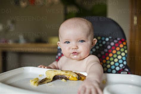 Detailaufnahme eines Hochstuhl-Essbretts mit einem kleinen Teller