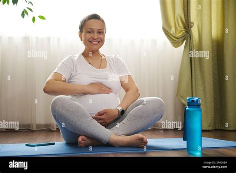 Frau in entspannter Yoga-Pose während der Schwangerschaft