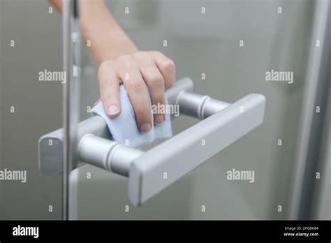 Reinigung des Sicherheitsgurtes mit einem feuchten Tuch und Seifenlauge