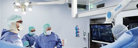 Luftaufnahme eines modernen Perinatalzentrums, das die umfassende medizinische Infrastruktur zeigt.