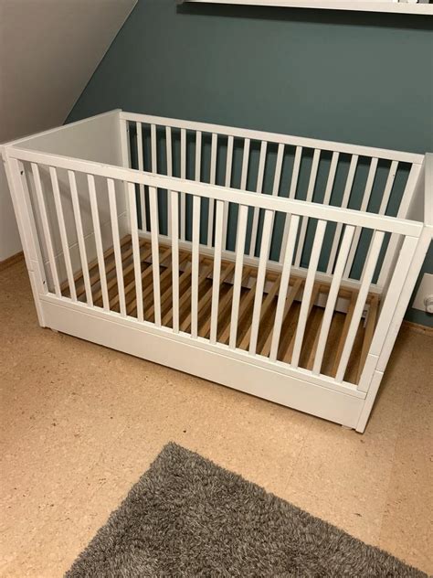 Ein Babybett mit Höhenverstellung und Wiegefunktion