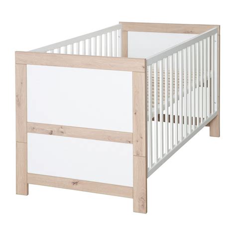 Babybett aus hellem Holz mit verstellbarer Liegefläche