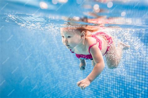 Kleinkind schwimmt mit Eltern im Wasser