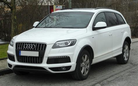 Ein weißer Audi Q7 bei winterlicher Kulisse, symbolisierend eine Geburt im Auto.
