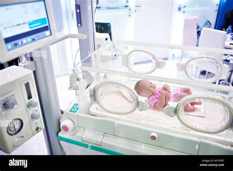 Baby Evelynn in einem Inkubator in der Asklepios Klinik Hamburg-Altona.
