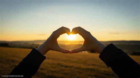 Symbolbild: Zwei Hände, die ein Herz formen, als Zeichen der Unterstützung