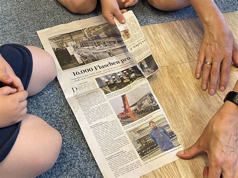Zeitungspapier in Streifen reißen für Pappmaché