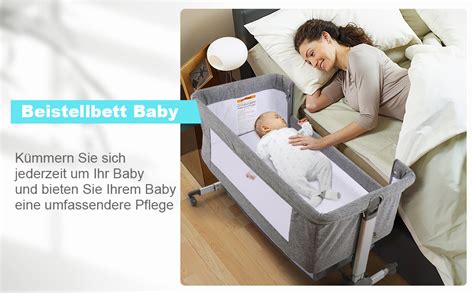 Illustration, die den Komfort beim Stillen im Beistellbett zeigt, mit einfacher Erreichbarkeit des Babys.