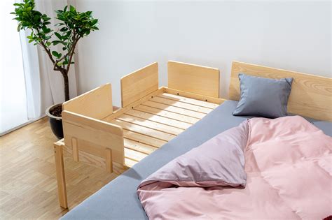 Collage aus verschiedenen Materialien, die zum Überbrücken von Spalten zwischen Beistellbett und Elternbett verwendet werden (Decke, Handtuch, Schaumstoffkeil, Bettschlange).