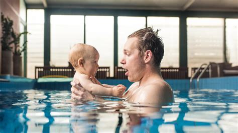Eltern mit Baby im Wasser während einer Babyschwimmstunde