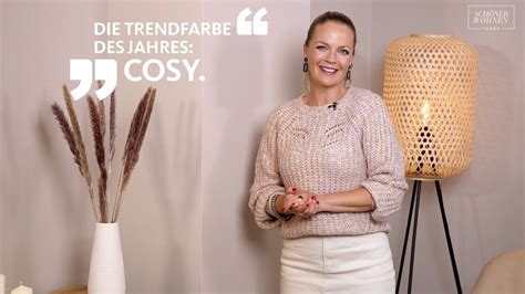 Eva Brenner präsentiert die Trendfarbe Cosy in einem stilvollen Interieur