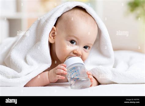 Baby trinkt aus einer Flasche