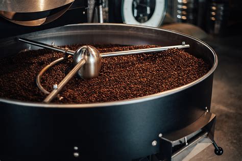 Innenraum des NUNA Café & Rösterei mit gemütlichen Sitzgelegenheiten und Kaffeemaschinen