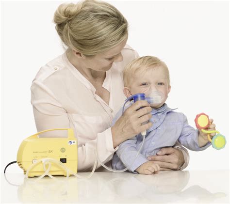 Bild eines Babys, das mit einem Inhalationsgerät behandelt wird