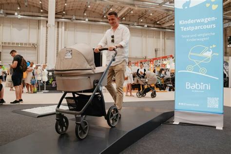 verschiedene Kinderwagenmodelle in einem Geschäft