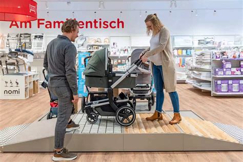 Eltern testen Kinderwagen auf einer Teststrecke