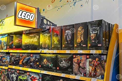 Auswahl an Spielzeug in einem Babyfachgeschäft