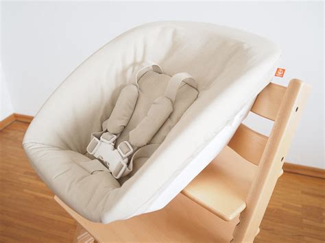 Illustration zur sicheren Montage des Baby Sets am Hochstuhl