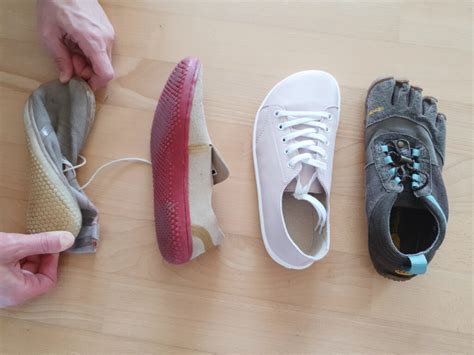 Schema zur Gegenüberstellung von klassischen Kinderschuhen und Barfußschuhen