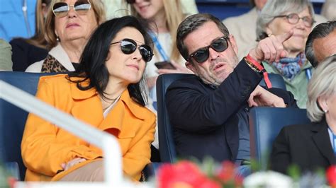 Aufklappen und Vergrößern des Kinderwagenverdecks