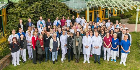 Mitarbeiter*innen des Evangelischen Waldkrankenhauses Spandau im Austausch