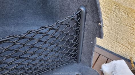 Detailansicht des höhenverstellbaren Schiebegriffs und des Gepäcknetzes des Tandem-Buggys