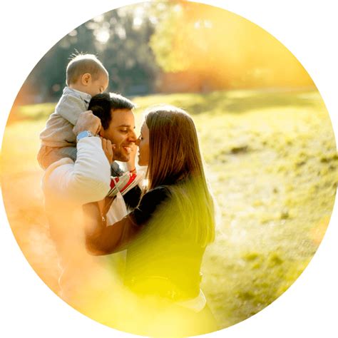 Bild einer Familie, die sich liebevoll verabschiedet, während das Kind neugierig in die neue Umgebung blickt