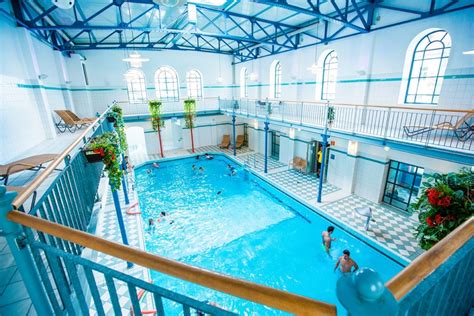 Foto von Babys, die Spaß im Nordbad Dresden haben