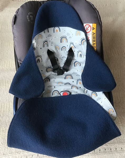 Collage: Verschiedene sichere Alternativen wie Fleece-Overall, Fußsack und Einschlagdecke