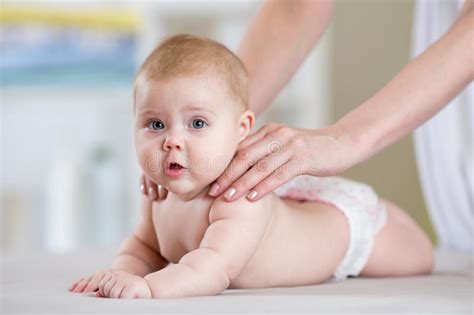 Bild von einer Mutter, die ihr Baby sanft massiert
