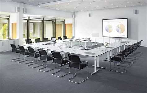 Blick in einen modernen Konferenzraum mit Bühne und Bestuhlung