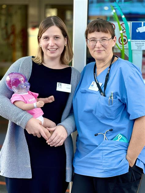 Foto von einer Geburtsvorbereitungsklasse mit werdenden Eltern