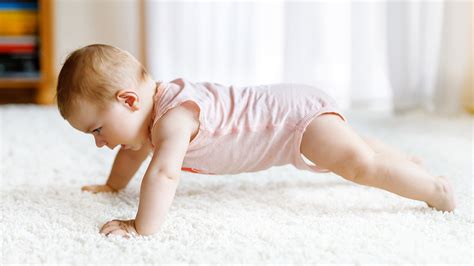 Collage aus Fotos von einem Baby, das krabbelt, lacht und die ersten Schritte macht