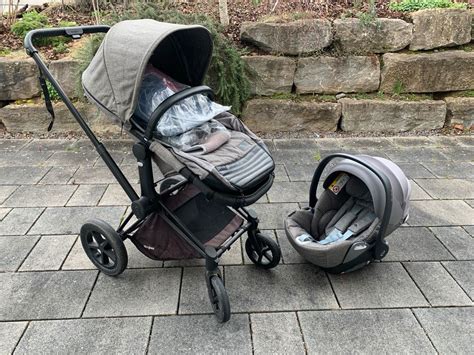 Schema eines Kombi-Kinderwagens mit abnehmbarer Babywanne und Sportsitz