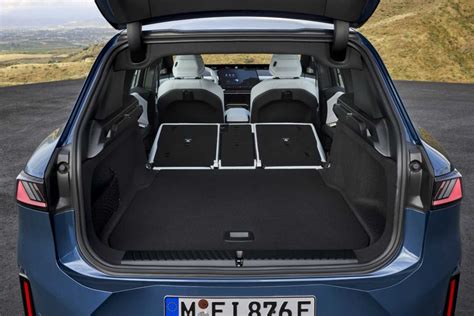 Innenraumansicht des Škoda Scala mit Fokus auf den geräumigen Kofferraum und die Rücksitze