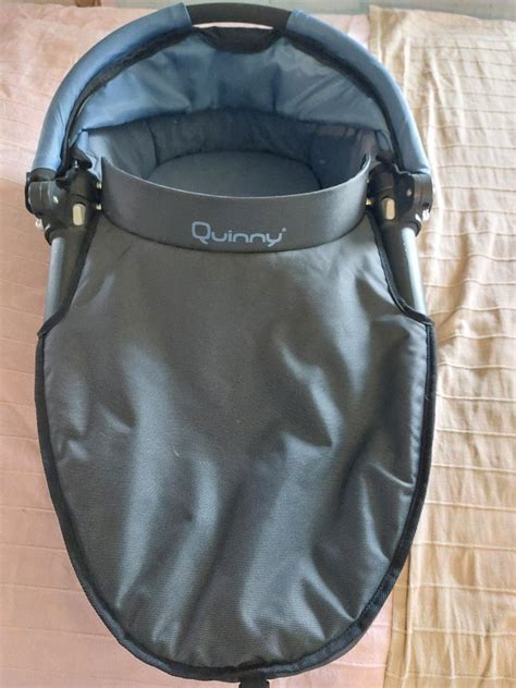 Nahaufnahme der Quinny Speedi Dreami Babywanne mit Blick auf die gepolsterte Matratze