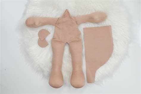 Detailaufnahme des weichen Körpers einer Stoffpuppe.