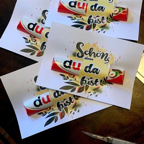 Ein Kind überreicht stolz einen schön verzierten Apfel an eine Erzieherin.