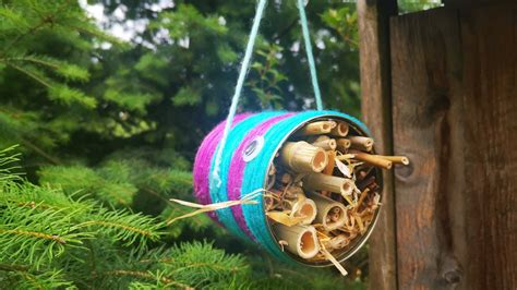 Ein bunt gestaltetes Insektenhotel im Garten eines Kindergartens.