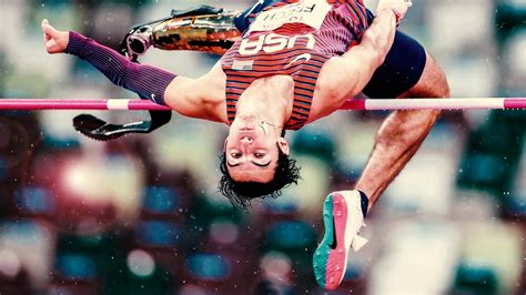 Infografik, die die Reihenfolge und die kritischen Punkte beim Wiederanbringen des Schonbezugs am BeSafe Schwangerschaftsgurt zeigt.