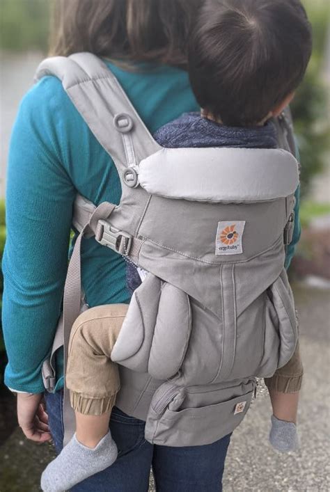 Übersicht verschiedener Ergobaby Babytragen Modelle (Embrace, Omni 360, Adapt).