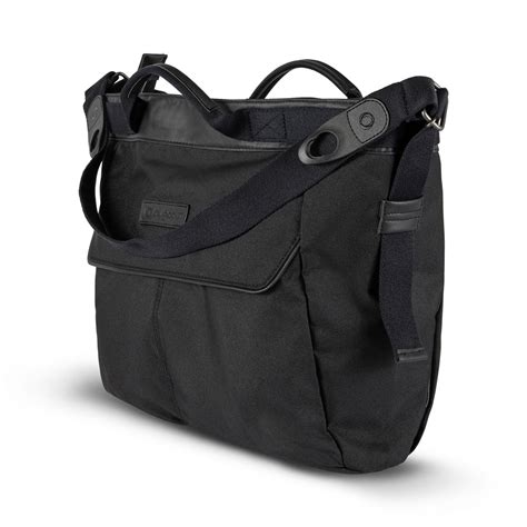 Illustration einer stilvollen Bugaboo Wickeltasche, die am Kinderwagengriff befestigt ist.