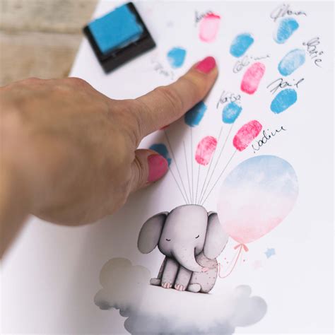 Beispiele für personalisierte Baby-Downloads wie ein Fingerabdruckbild für eine Babyparty und eine Geburtstafel.