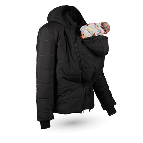 Eine Tragejacke mit Baby-Einsatz, die eine Mutter mit Baby zeigt.