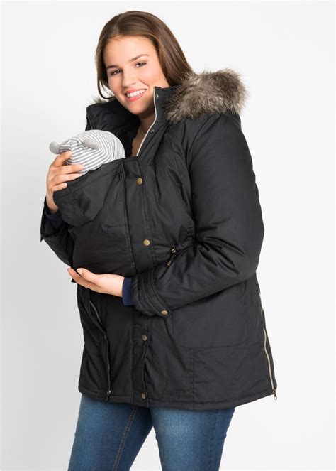 Ein Beispiel für einen stilvollen Umstandsparka, kombiniert mit Umstandshosen und Sneakern.